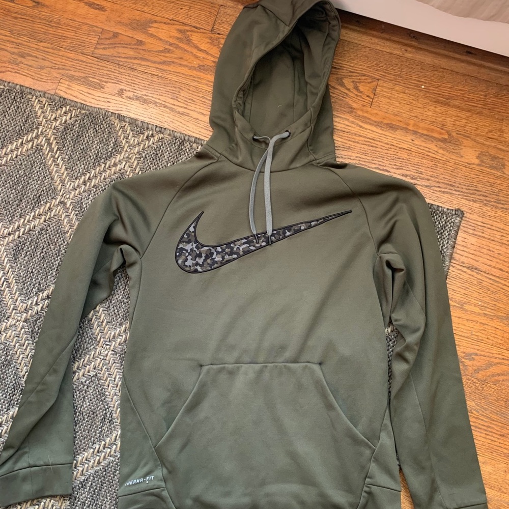 Nike therma-fit sweatshirt